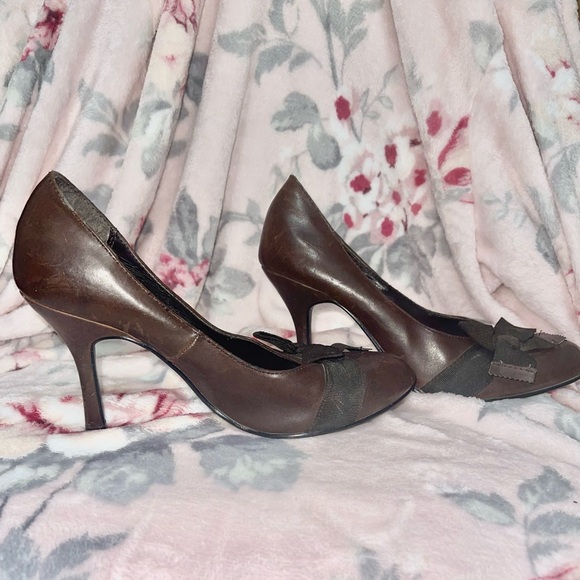 Brown heels with bow - Picture 3 of 3